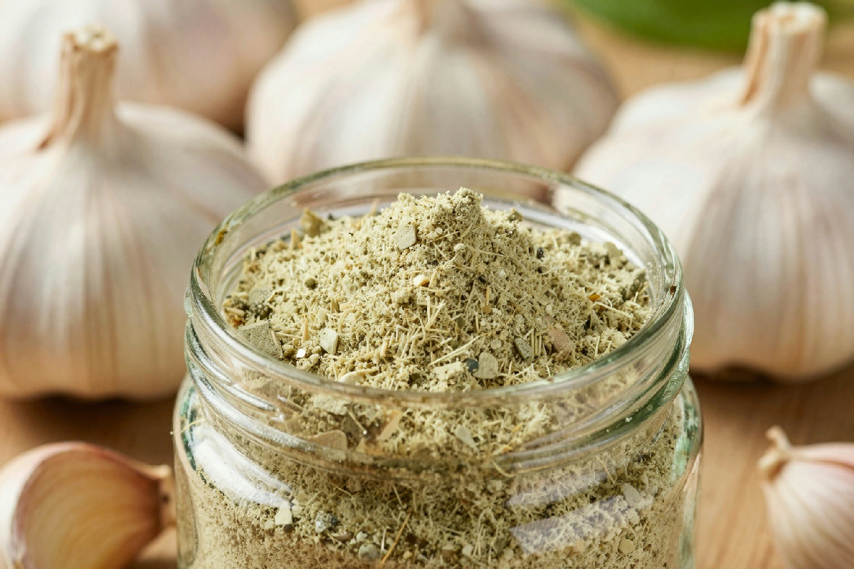 3 passaggi per preparare l'aglio in polvere a casa e conservarlo per mesi senza problemi